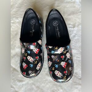 EASY STREET Patent Leather Work Clog size 6 1/2 W